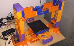 Изобретатель создал 3D-принтер, который можно напечатать на 3D-принтере. Изобретатель создал 3D-принтер, который можно напечатать на 3D-принтере.
